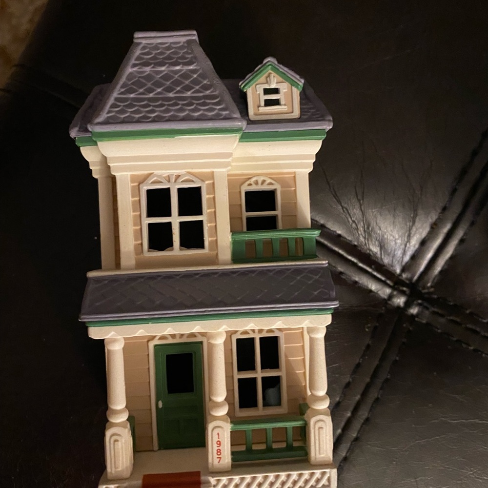 Hallmark ornament. 4th in Nostalgic Houses and Shops series. From 1987.
